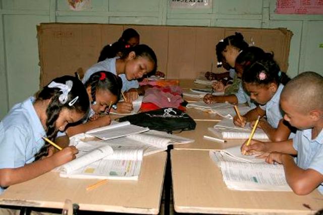 ESTUDIANTES ASPIRAN TENER EDUCACIÓN MÁS DIGNA