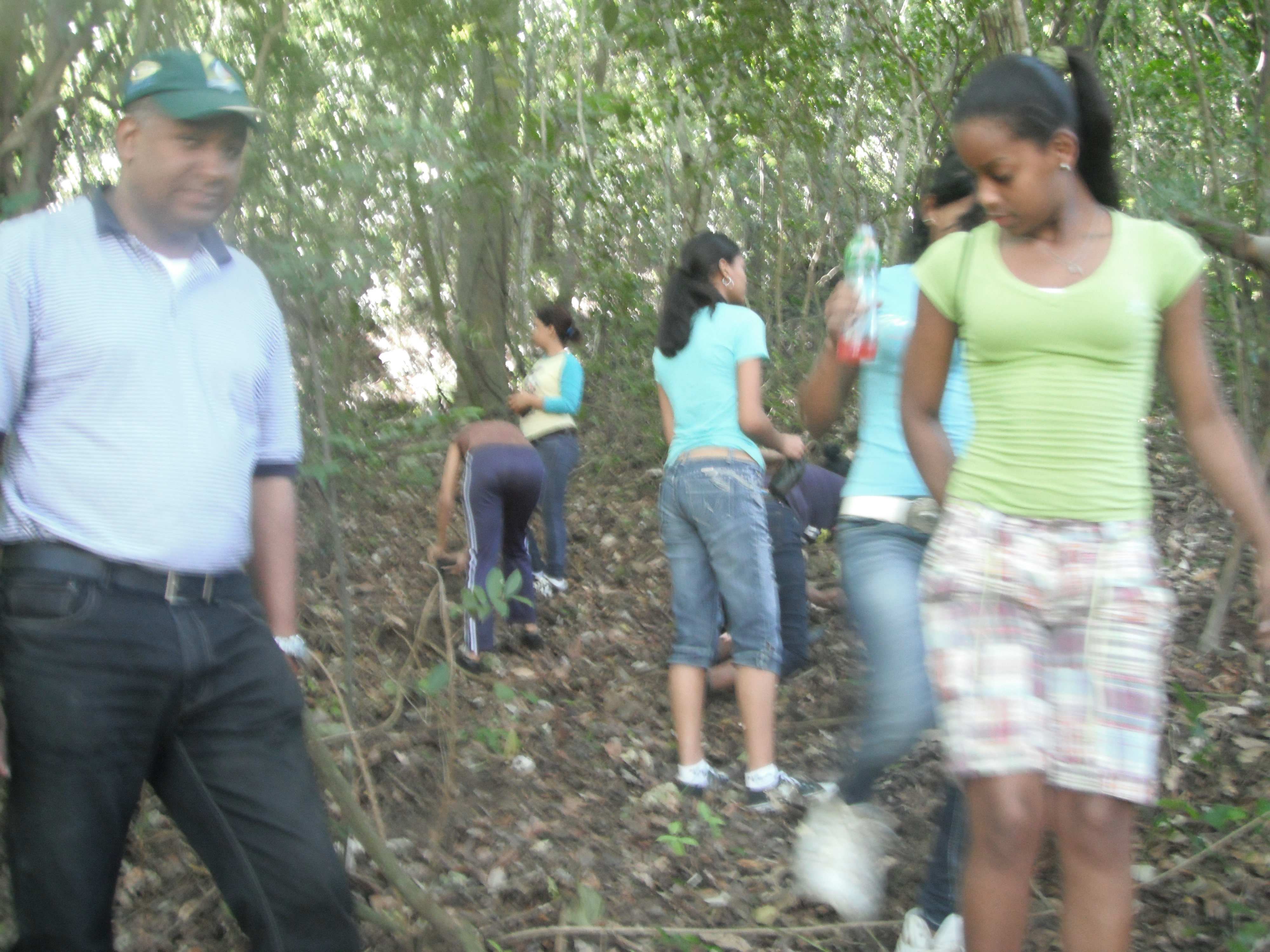 MEDIO AMBIENTE REFORESTA FUENTE AGUA COMUNIDAD LUPERÓN