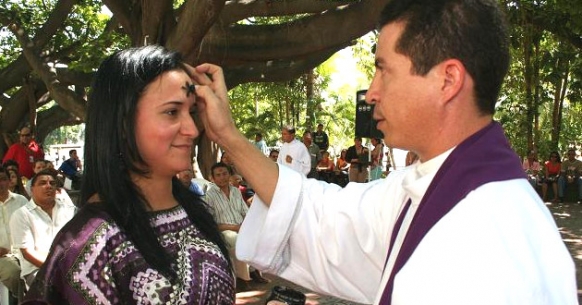 CATÓLICOS CELEBRAN MIERCOLES CENIZA