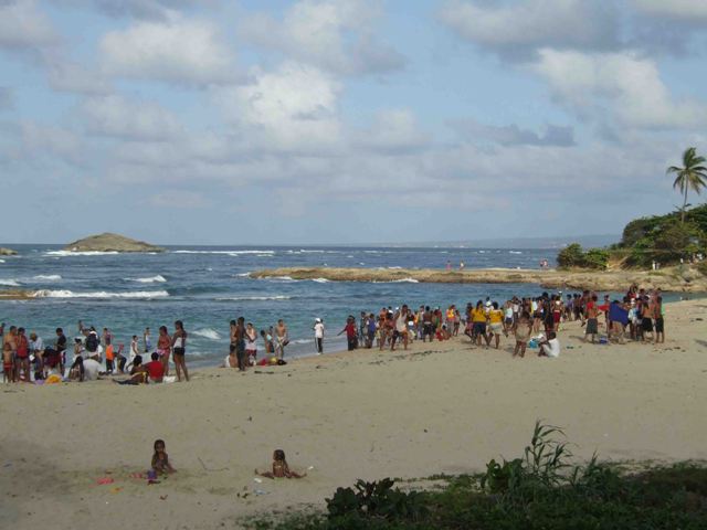 BAÑISTAS ABARROTAN PLAYAS PUERTO PLATA