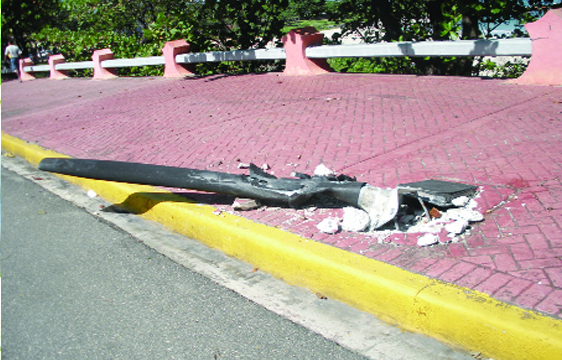 DEPLORAN DESTRUCCION DE LAMPARAS ORNAMENTALES EN AVENIDAS