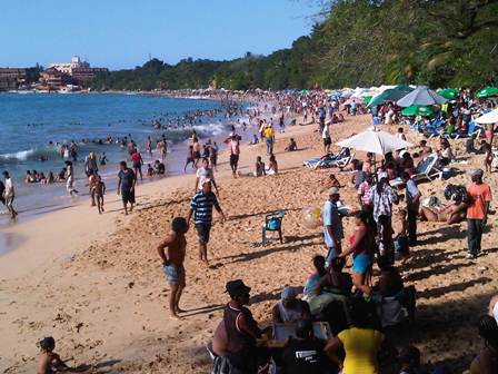 CIUDADANOS ABARROTAN PLAYAS DE PP DEBIDO AL SOFOCANTE CALOR QUE SE REGISTRA