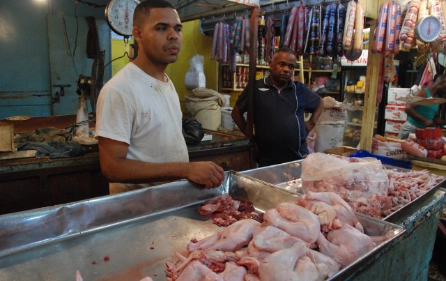 COMERCIANTES Y CONSUMIDORES DENUNCIAN ALZAS EN CARNE DE POLLO