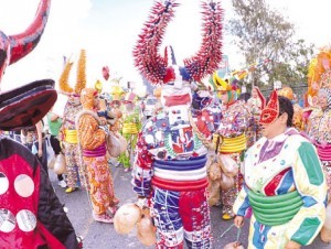 TURISTAS HOTELES PUERTO PLATA DISFRUTAN CARNAVAL SANTIAGO
