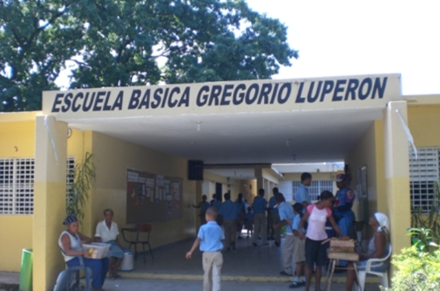 ESTUDIANTES REALIZAN FERIA LECTURA ESCUELA GENERAL GREGORIO LUPERON