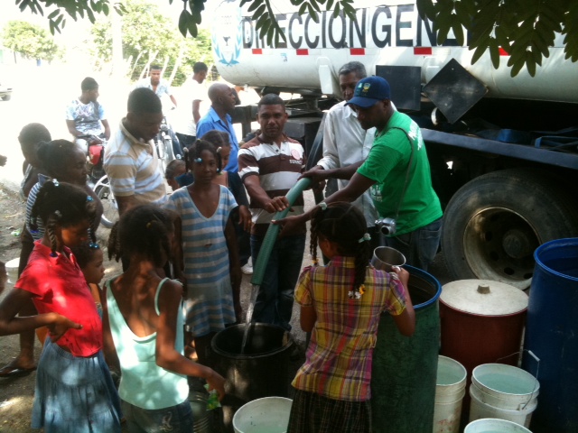 SECTORES SIGUEN RECIBIENDO AGUA POTABLE