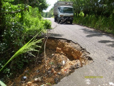 CARRETERA UNE GUANANICO-IMBERT SIGUE EN FRANCO DETERIORO