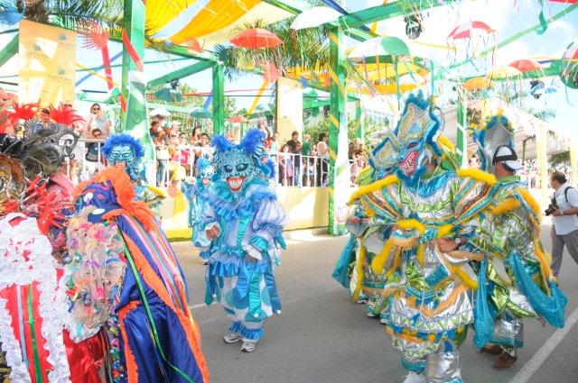 CELEBRAN CARNAVAL INTERNACIONAL PUNTA CANA