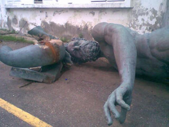 ESTATUA “DIOS NEPTUNO” PERMANECE TIRADA PATIO BASE TELEFÉRICO