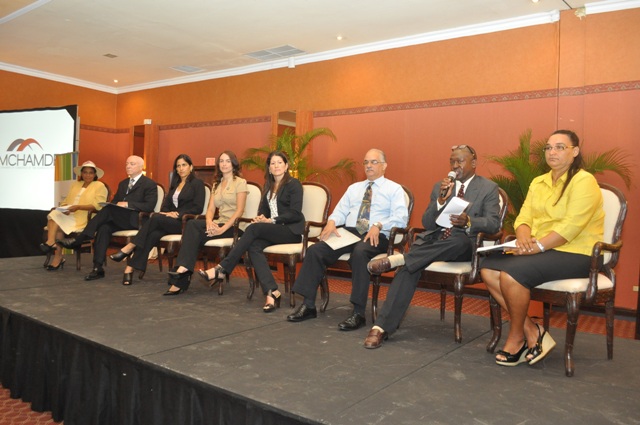 AMCHAMDR CELEBRA PANEL “PROGRAMA EDUCACIÓN BÁSICA”