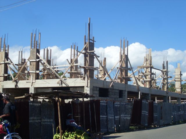 TRABAJOS CONSTRUCCIÓN MERCADO, PARQUE PÚBLICO LUCEN ATRASADOS EN IMBERT