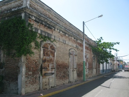 ALMACENES ABANDONADOS ESTÁN CONVERTIDOS EN RUINAS Y GUARIDAS DE ANTISOCIALES