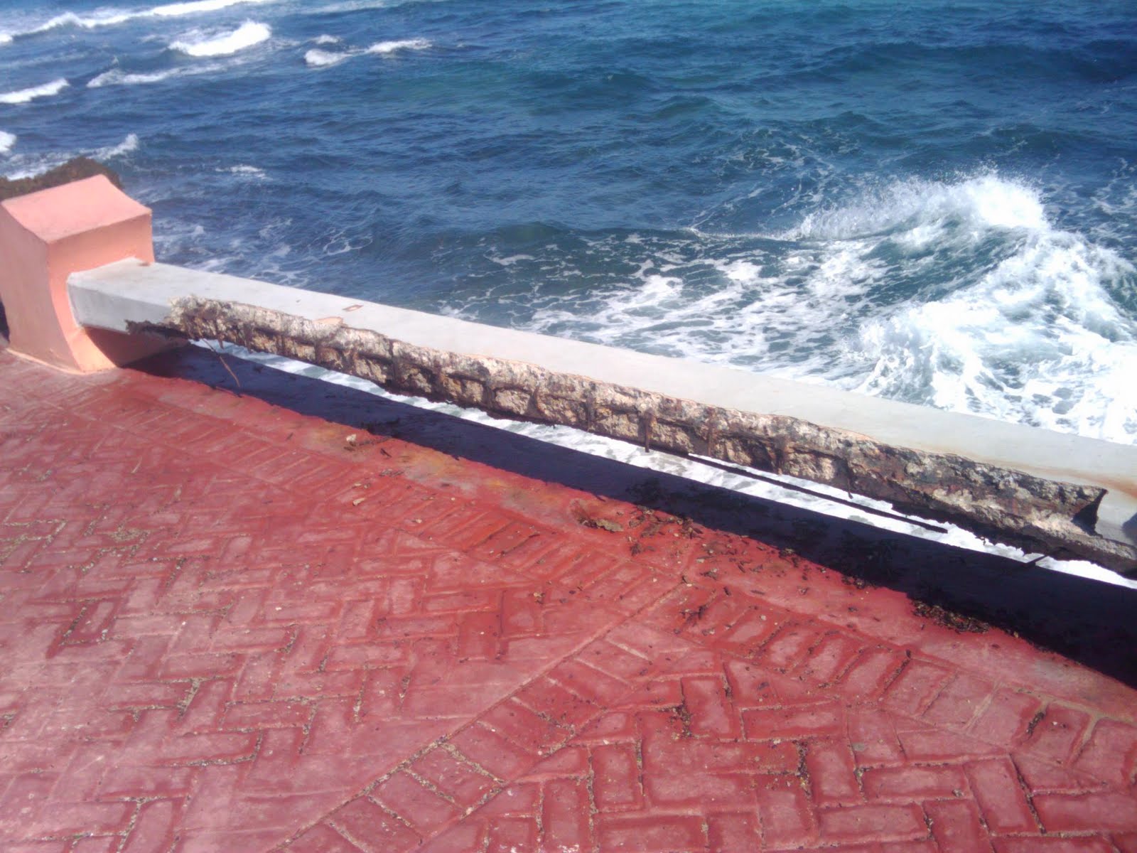 DENUNCIAN QUE BANCOS Y MUROS DEL MALECÓN SE ESTÁN DESTRUYENDO