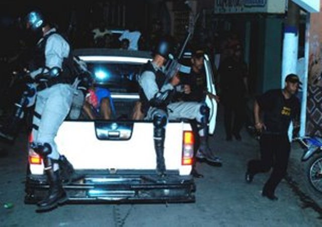 DNCD INCAUTA KILOS DE COCAÍNA Y APRESA 4 DURANTE ENFRENTAMIENTO CON NARCOS EN PP  