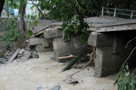 Obras Públicas reconstruirá puentes destruyen aguaceros