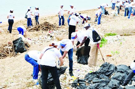 Voluntarios INFOTEP limpian playas Puerto Plata