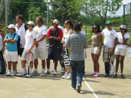 Entrenador Guerrero aboga construyan canchas tenis de campo 