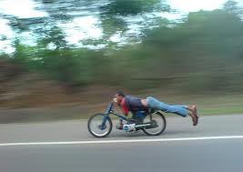 Jóvenes desaprensivos utilizan vías para competencias de motos