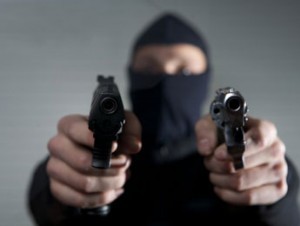 Siguen los atracos en pp; general advierte a delincuentes