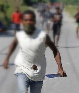 Trastornado mental hiere de machetazo a un raso policial