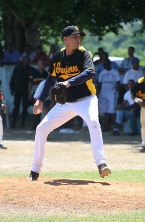 Lanzador Julián Tavárez llama empresarios apoyar liga verano