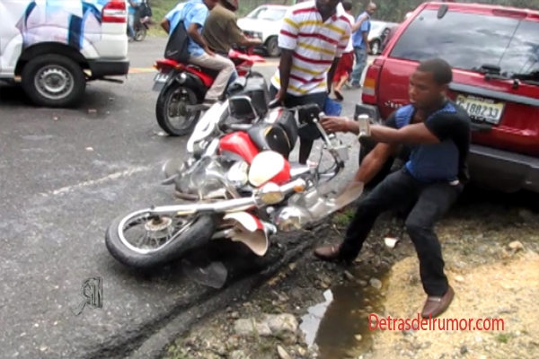 Accidente entre dos vehículos y una motocicleta deja tres heridos en Sosúa