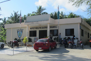De forma increíble se escapan dos presos del cuartel policial en Gaspar Hernández