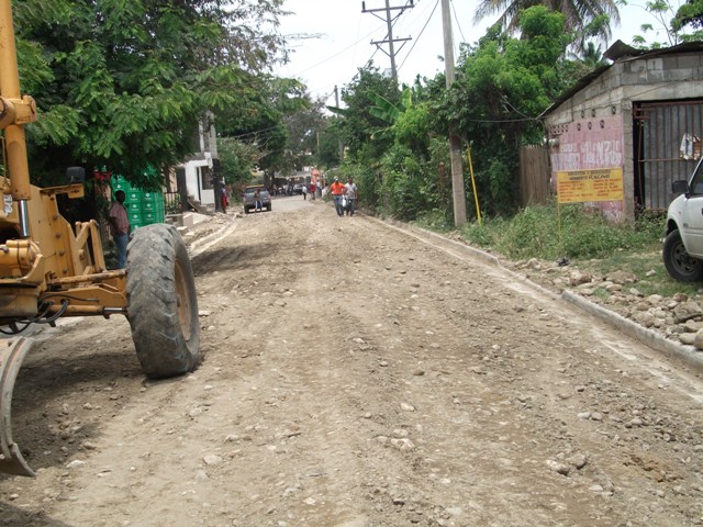 Inician trabajos de construcción calles principales de Llanos de Pérez