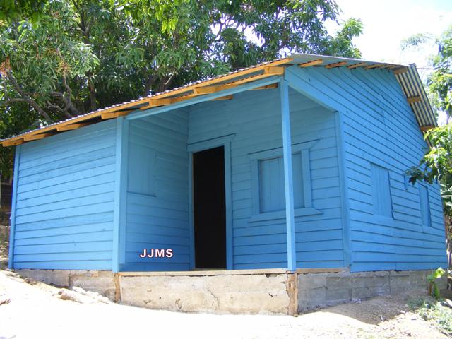 Gobernadora entrega viviendas reconstruidas y realiza donaciones a instituciones