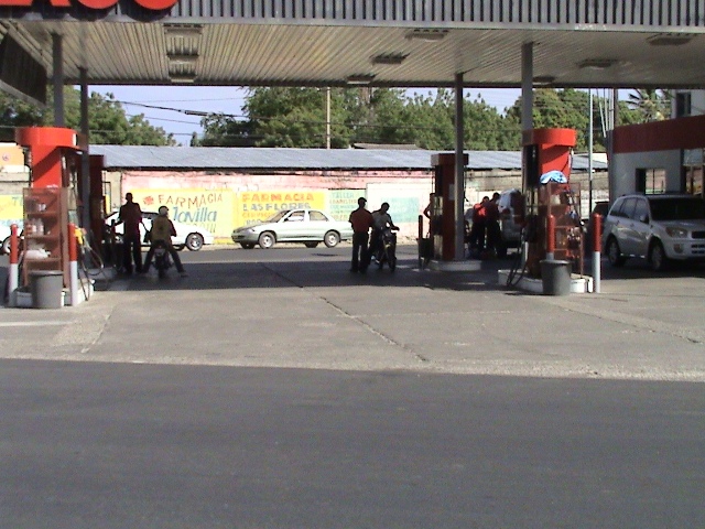 Huelga de transportistas del petróleo  afecta venta de gasolina y otros combustibles en PP