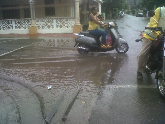 Fuerte aguacero refrescó temperatura en Puerto Plata durante la tarde del jueves