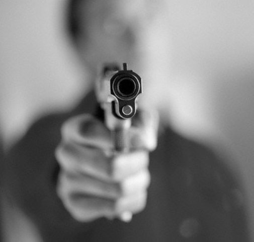 Funcionario del COBA se convierte en vaquero disparando con una pistola en comunidad de Imbert