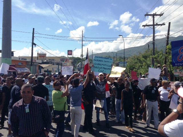 Residentes en San Marcos marchan vestidos de negro en protesta contra los apagones