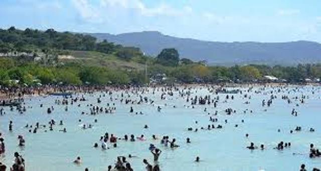 Playas y hoteles de PP son abarrotadas por vacacionistas en fin de semana largo  