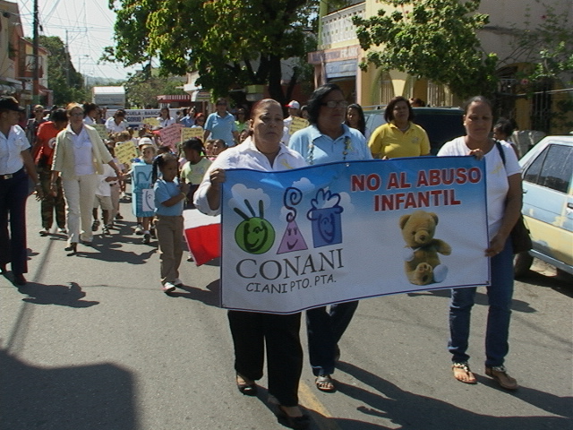 Niños estudiantes del CIANI-CONANI marchan contra el abuso infantil
