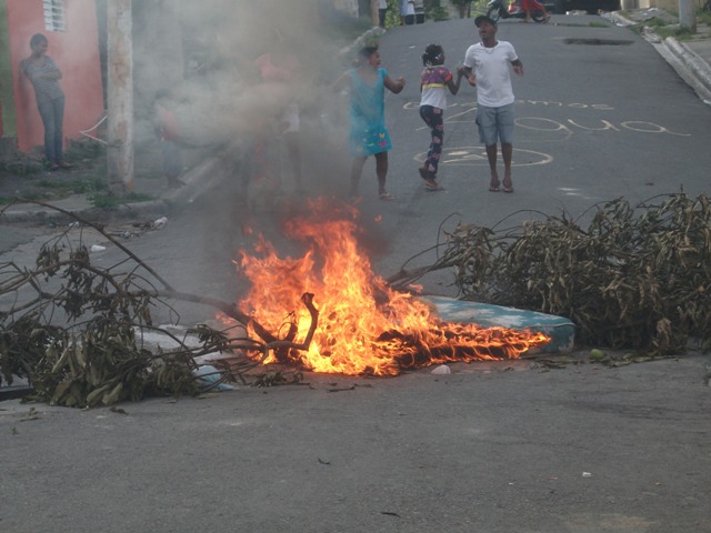 Residentes en sector Las Mercedes de Imbert realizan protesta por falta de agua potable