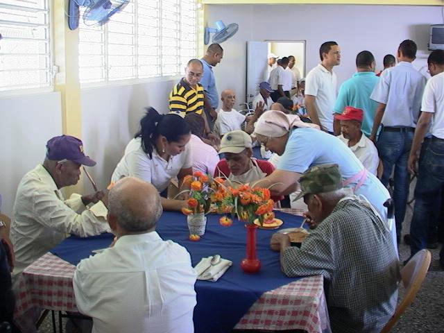 Ejecutivos Generadora San Felipe comparten almuerzo  en hogar de ancianos de PP