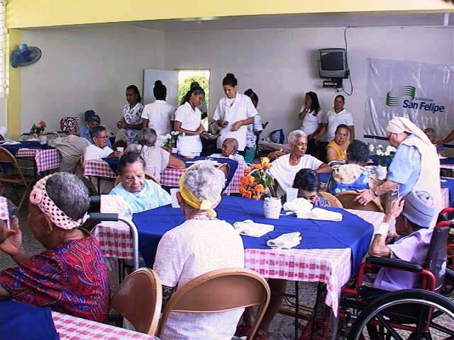 Ejecutivos y Empleados Generadora San Felipe comparten almuerzo  en hogar de ancianos de PP