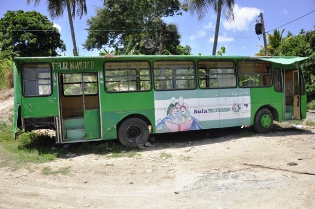 Una vez más los estudiantes de La Colorada en Imbert recibirán clases en viejos autobuses por falta de una edificación escolar