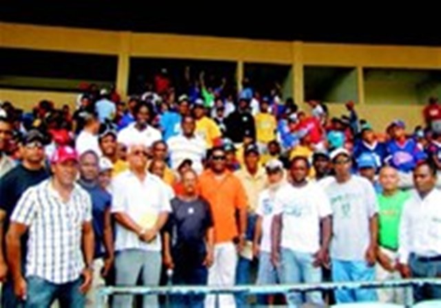 Reconocido scout y MLB ofrecen charla a decenas de niños y jóvenes en estadio José Briseño de PP