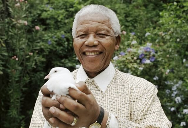 Muerte de Nelson Mandela llena de pesar al mundo; destacan  sus aportes a la igualdad y los derechos humanos
