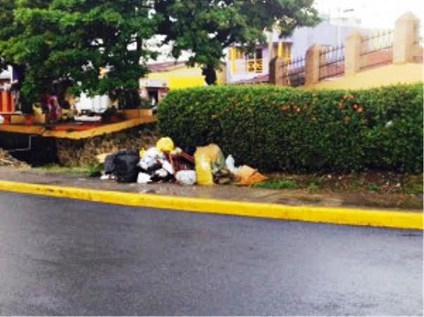 Denuncian que improvisan vertederos de basura en calles céntricas de Puerto Plata