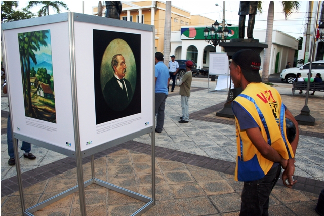 Decenas de personas admiran obras plásticas de exposición artística de Aduanas en la Plaza Independencia