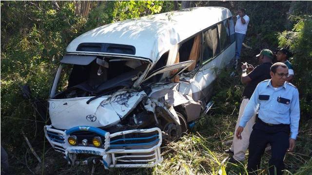 Choque entre autobús de pasajeros y camión grúa deja 21 heridos en Imbert