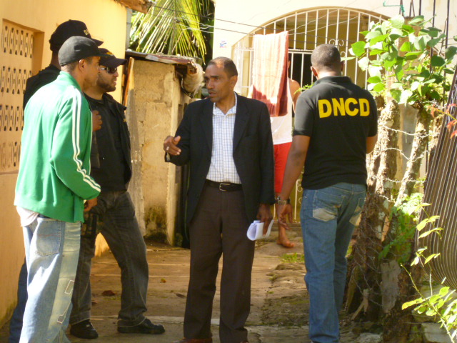 DNCD y fiscal adjunto peinan sector de Gaspar Hernández buscando microtraficantes