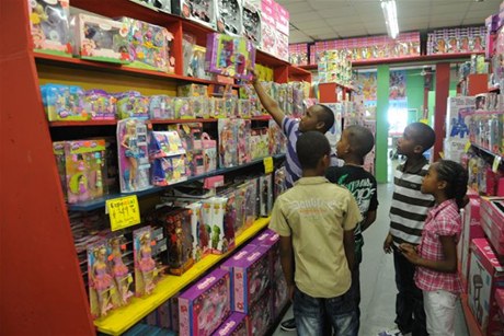 Juguetes del día de reyes son vendidos en PP con incremento en sus precios