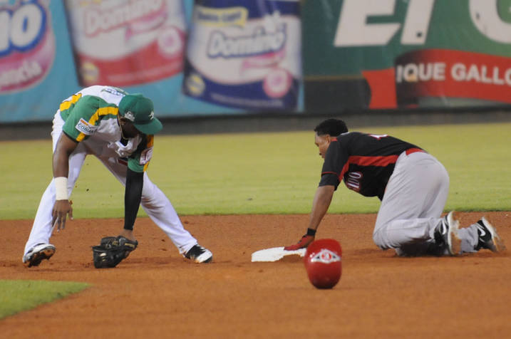 Leones y Águilas bailan bolero en primer lugar semifinal pelota criolla 