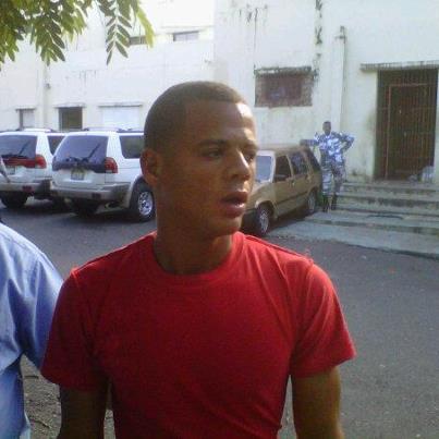 Familiares denuncian teniente policial torturó joven detenido por robo