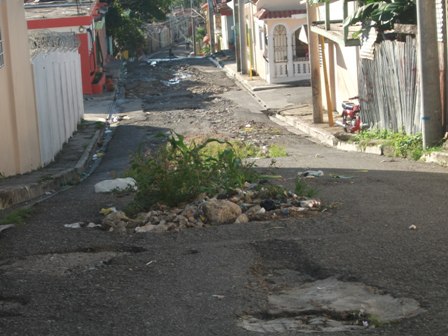 Exigen reconstrucción calles de Imbert que están llenas de hoyos 