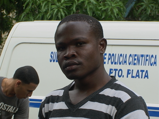 Arrestan haitiano acusado de homicidio y le ocupan arma ilegal
